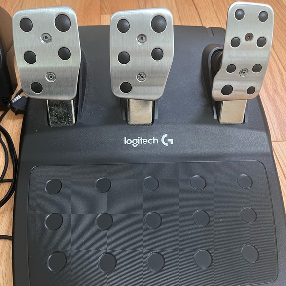 Logitech G29 Driving Force Racing Wheel and Pedals for PlayStation 4/5/PC - Picture 4 of 4